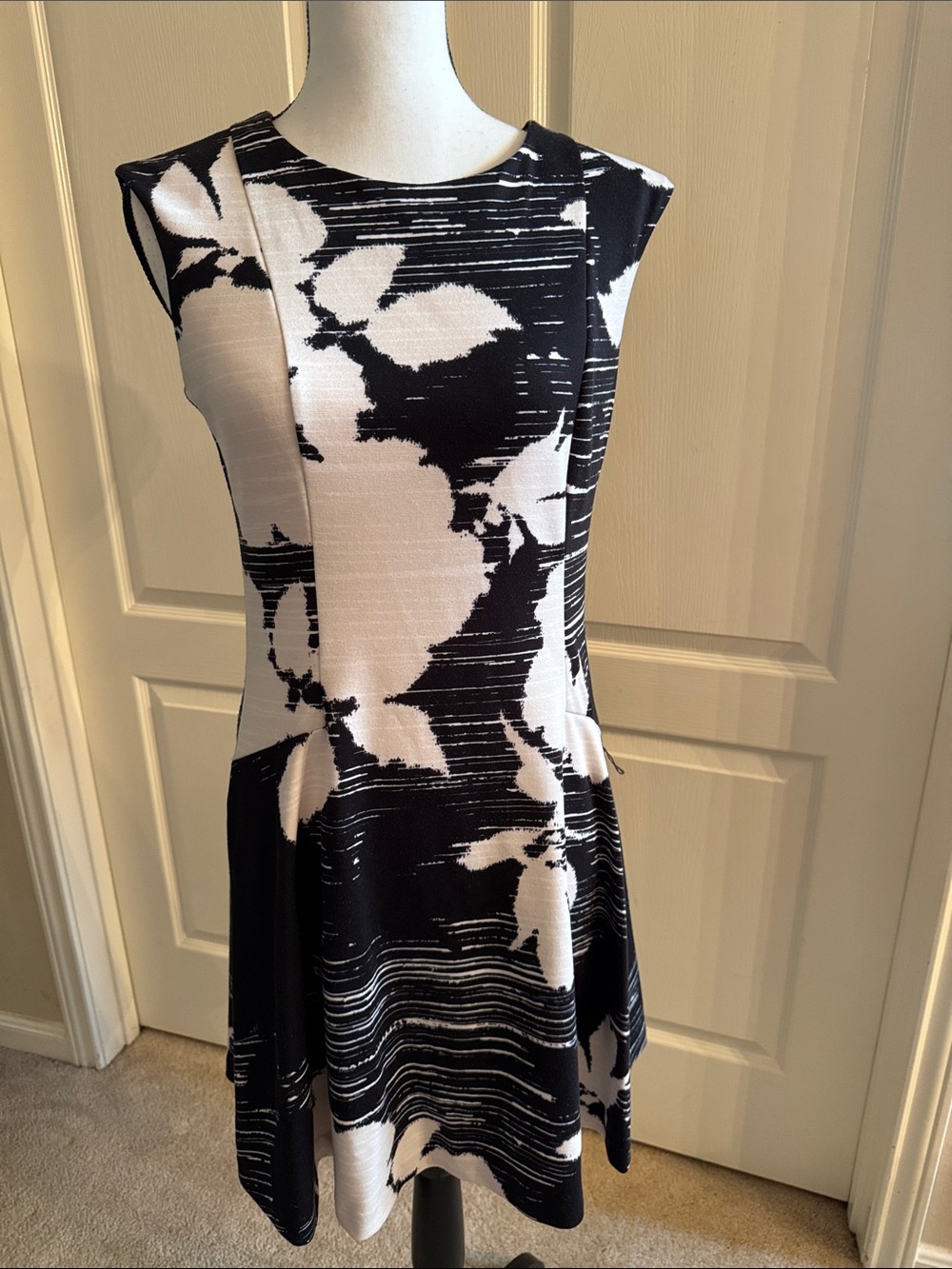 Black & White Floral Knit Mini Dress 👗 - Size Medium